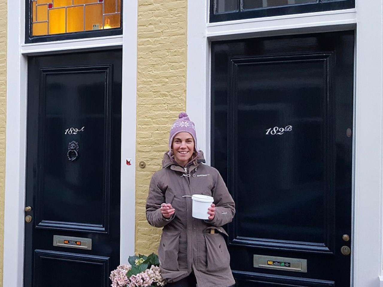 Inschilderen letters op deur | Beurs Eigen Huis