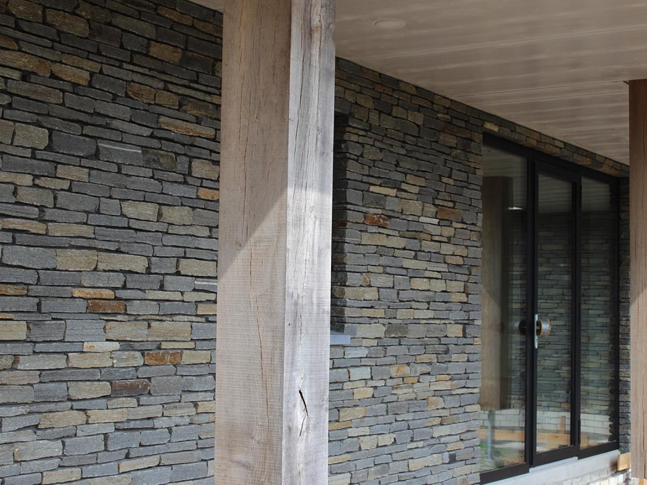 Natuurgevelsteen en hout Wat is er mooier dan twee natuurlijke materialen die volop sfeer en warmte brengen in een ontwerp? Natuursteen, met zijn ruige karakter, gecombineerd met de warme tinten van hout. Eikenhouten gebinten of houten gevelbekleding, in alle voorkomende gevallen vullen ze elkaar tot in de poriën aan.