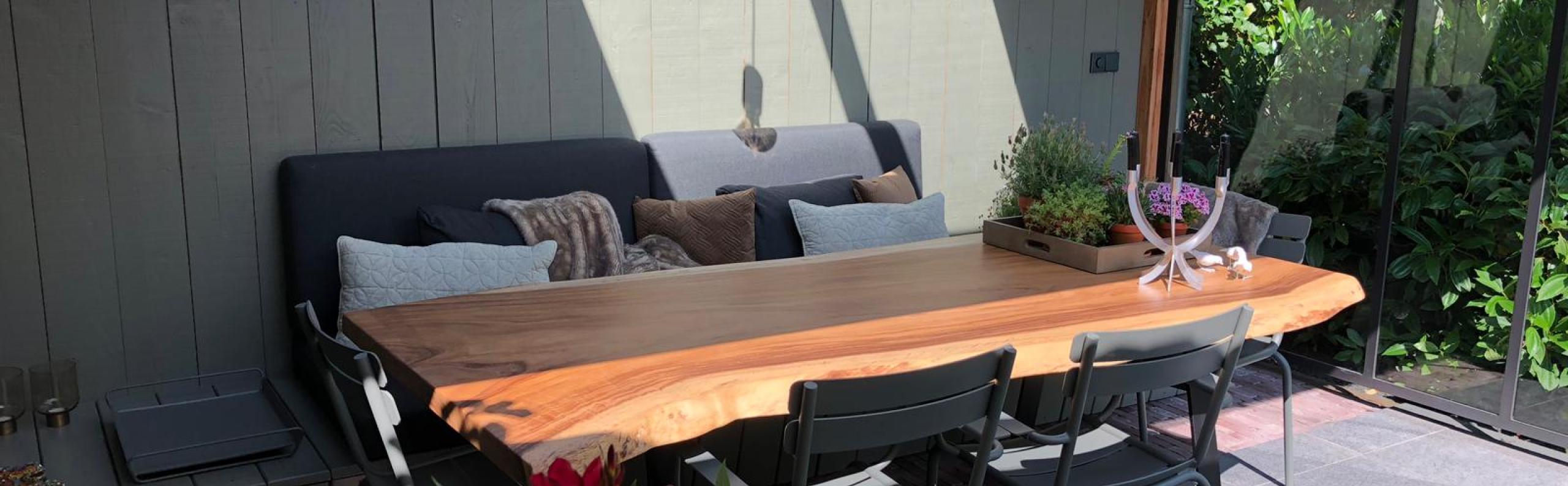 Beurs Eigen Huis Woodindustries houten boomstamtafels wandbekleding