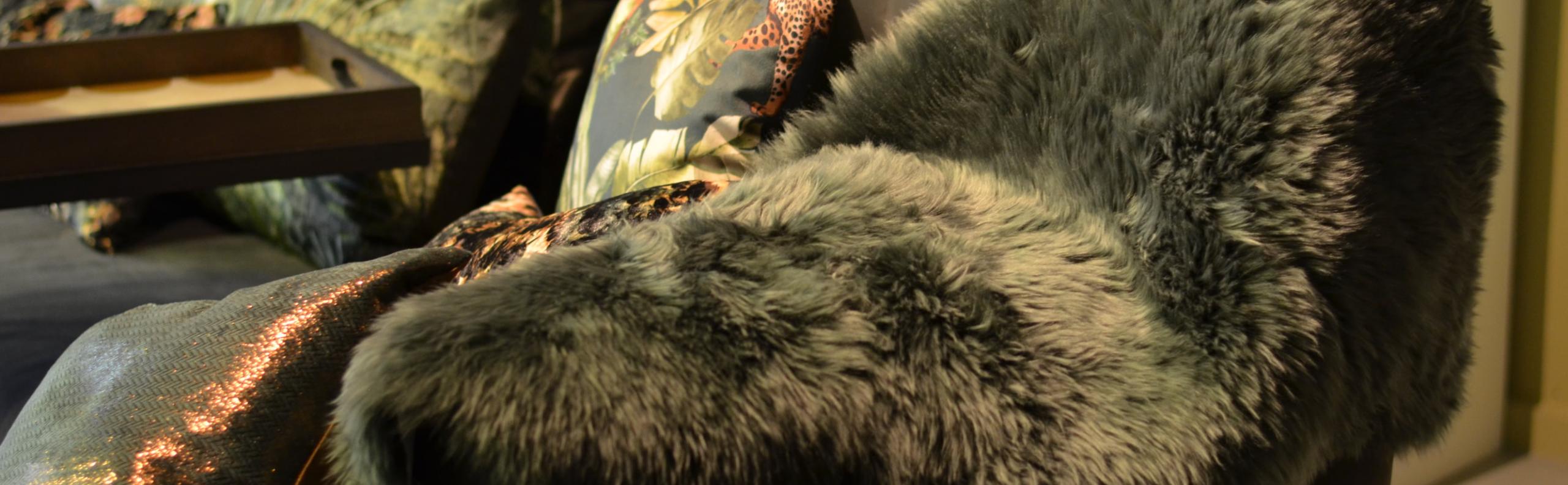 Homedecoration schapenvachten koeienhuiden interieur Beurs Eigen Huis