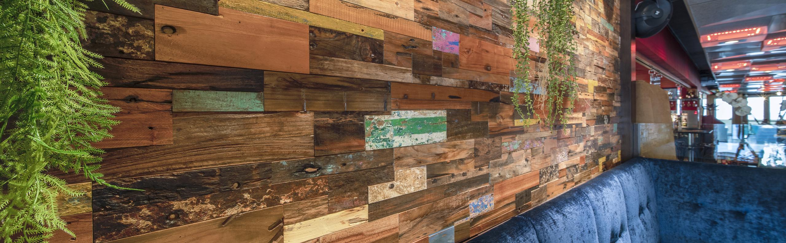 Houtstrips wandbekleding trend interieur REALISEER JE DROOMHUIS