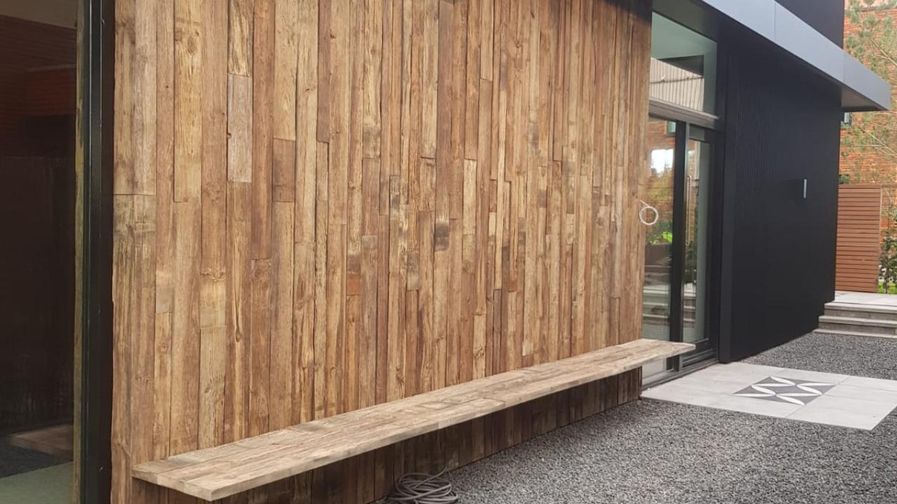 Beurs Eigen Huis Woodindustries houten boomstamtafels wandbekleding