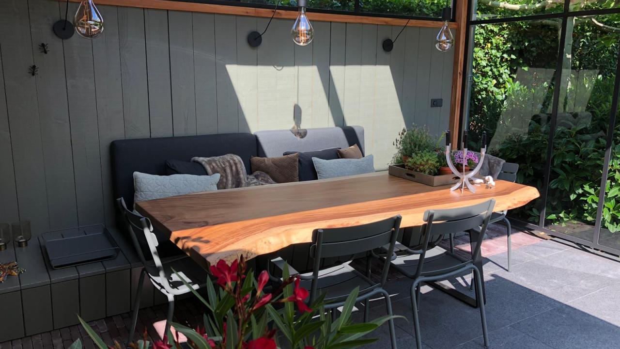 Beurs Eigen Huis Woodindustries houten boomstamtafels wandbekleding