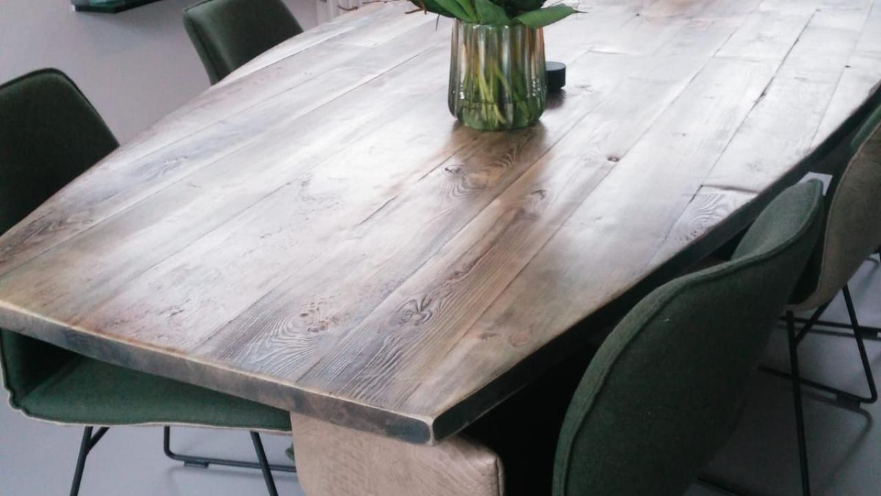 Beurs Eigen Huis Woodindustries houten boomstamtafels wandbekleding