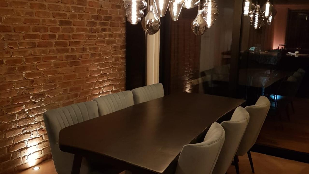 Beurs Eigen Huis Woodindustries houten boomstamtafels wandbekleding