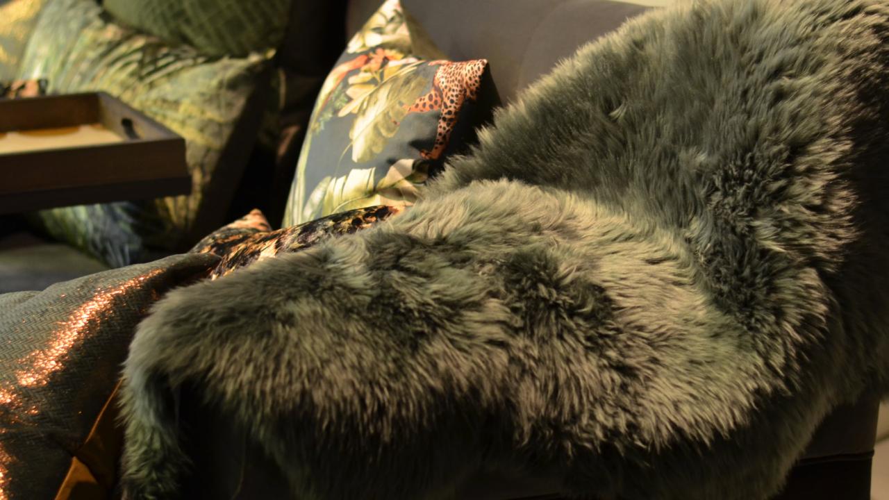 Homedecoration schapenvachten koeienhuiden interieur Beurs Eigen Huis