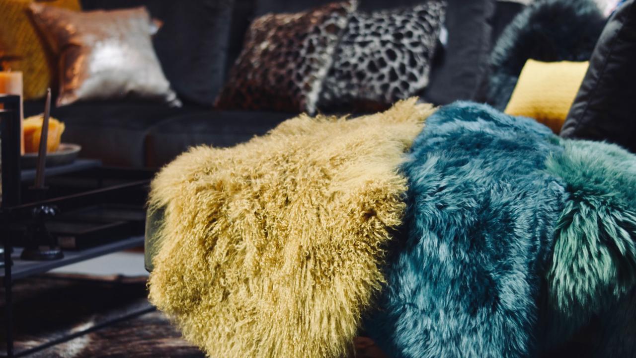 Homedecoration schapenvachten koeienhuiden interieur Beurs Eigen Huis