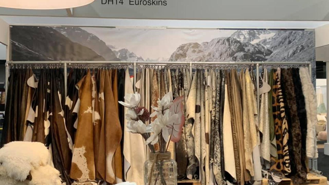 Homedecoration schapenvachten koeienhuiden interieur Beurs Eigen Huis