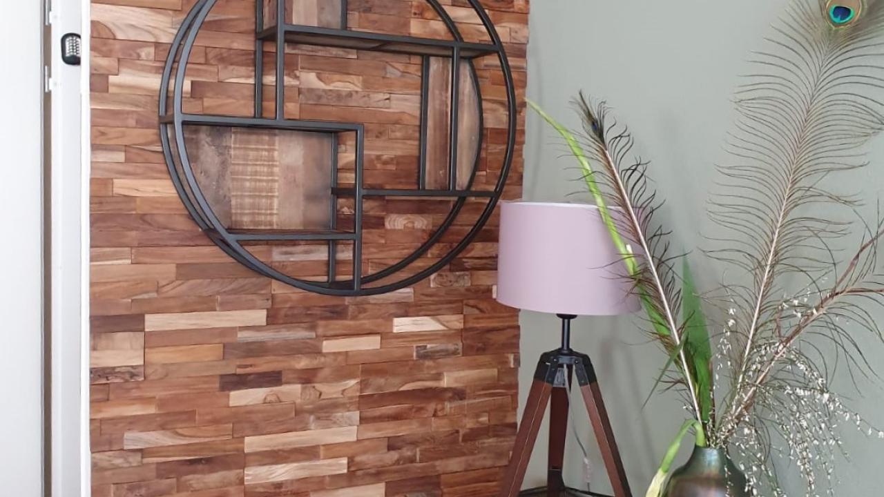 Houtstrips wandbekleding trend interieur REALISEER JE DROOMHUIS