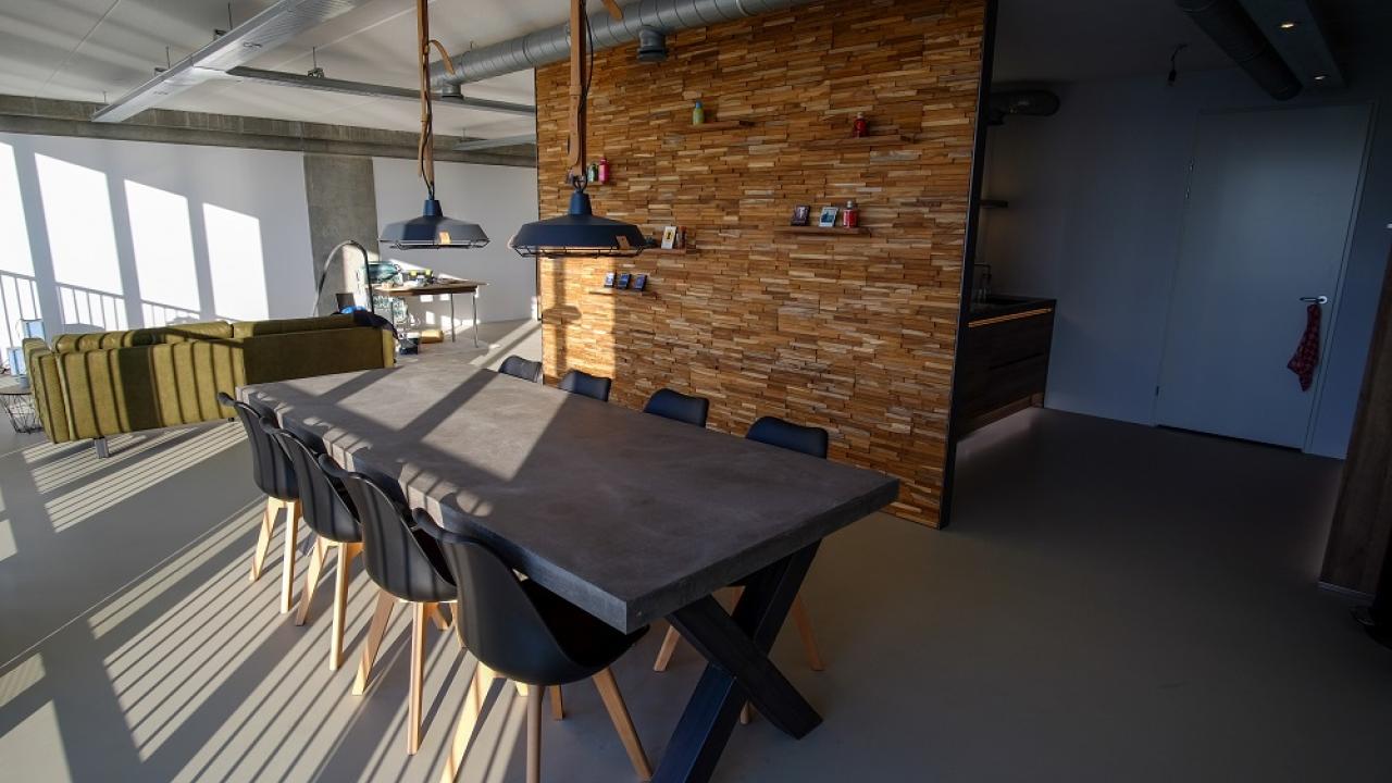 Houtstrips wandbekleding trend interieur REALISEER JE DROOMHUIS