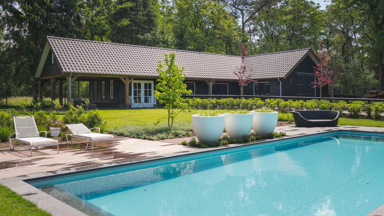 schuur hout zwembad beurs eigen huis