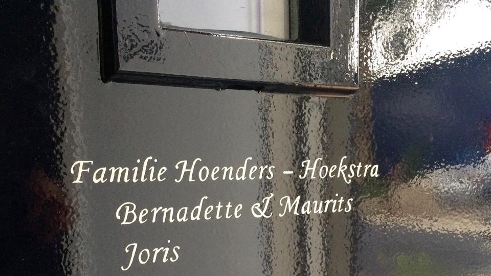 Zelf voornaam op je voordeur schilderen