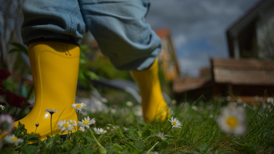 kinderlaarzen gras realiseer je droomhuis